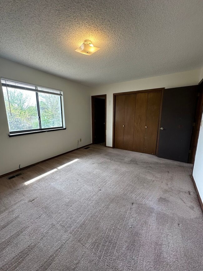 Building Photo - Lovely 4 bedroom house avail now