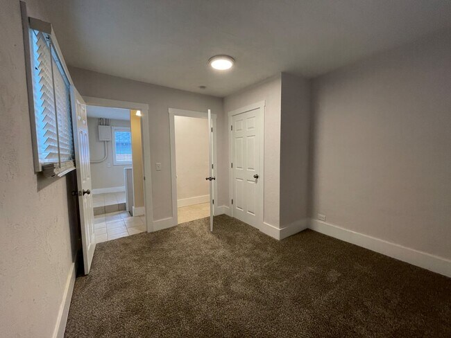 Building Photo - 6 Bedroom/2.5 Bath Home in North Fort Coll...