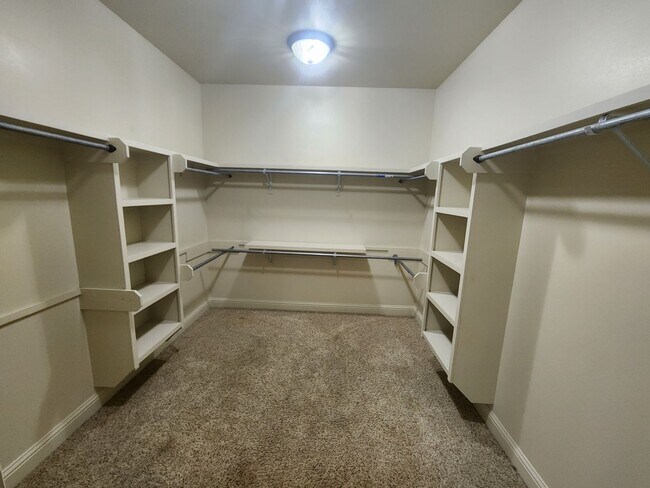 Building Photo - 4 Bedroom 2 Bath (Gardens Of Southgate)