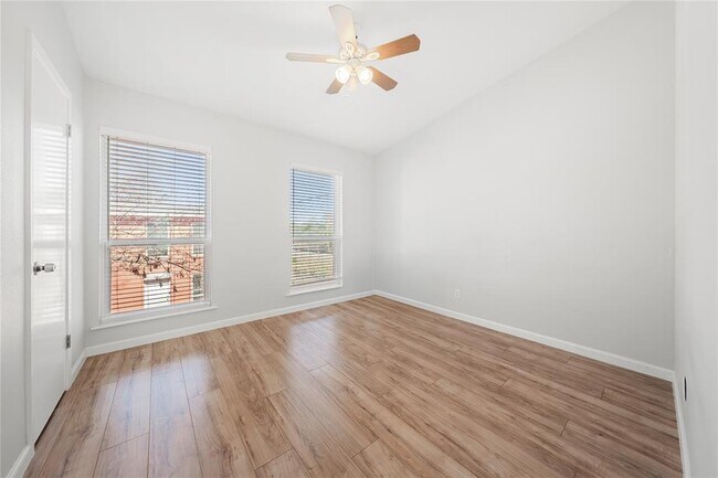 Building Photo - 3820 Southway Dr