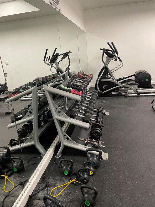 Building Photo - 604 NE 2nd St