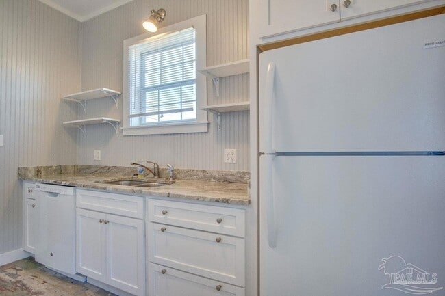 Building Photo - 618 N B St