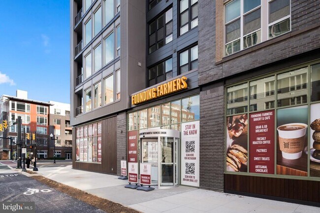 Building Photo - 2406 Potomac Ave