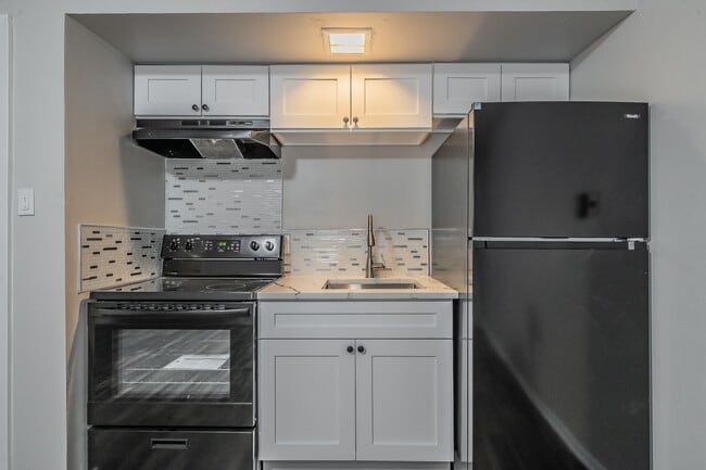 Building Photo - Charming first-floor efficiency! Heritage House Apartment