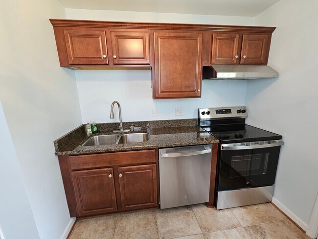 Building Photo - Newly Renovated 3BR/1BA Home - West End - ...
