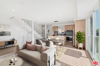 Building Photo - 2521 S Orange Dr