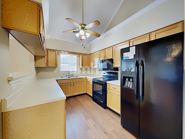 Building Photo - 9997 Woodland Grove Dr