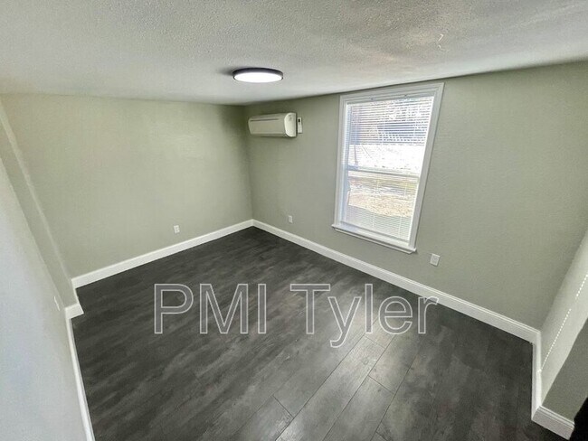 Building Photo - 223 Sunray St