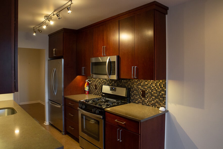 Kitchen - 1640 Oakwood Dr