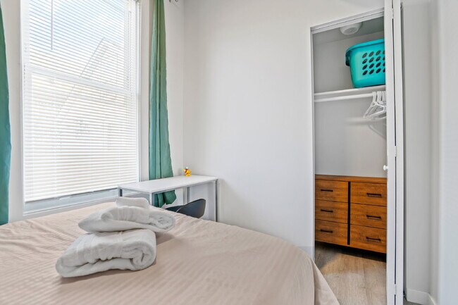 Building Photo - Urban Living: Spacious 2-Bedroom Haven in the Heart of Chicago!