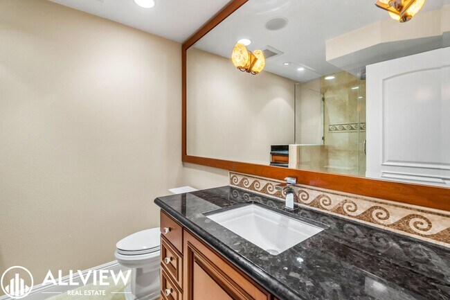 Building Photo - Rare 5 bed/3 bath home located in the high...