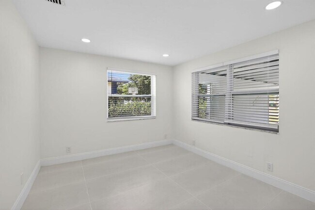 Building Photo - 2630 SW 49th Ct