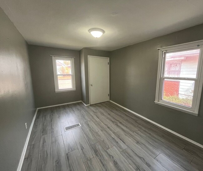 Building Photo - Three Bedroom house in Roxana