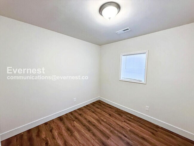 Building Photo - 207 9th Ave W