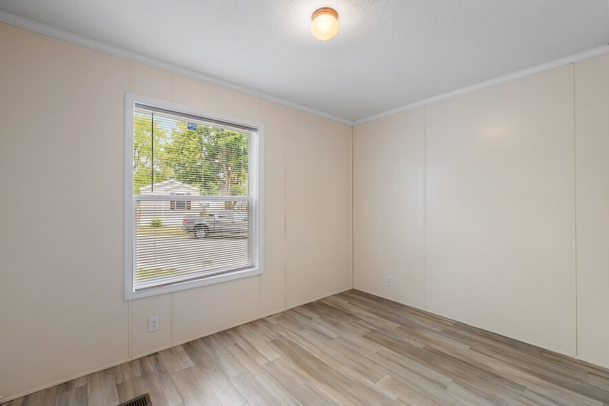 Building Photo - 4418 E Daisy Ln