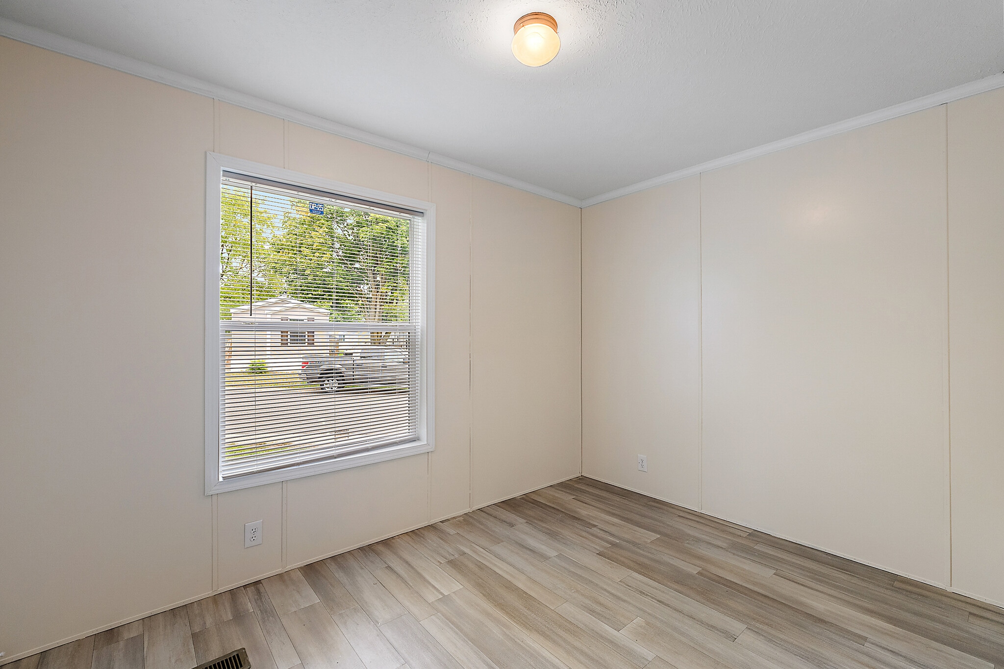 Building Photo - 4418 E Daisy Ln