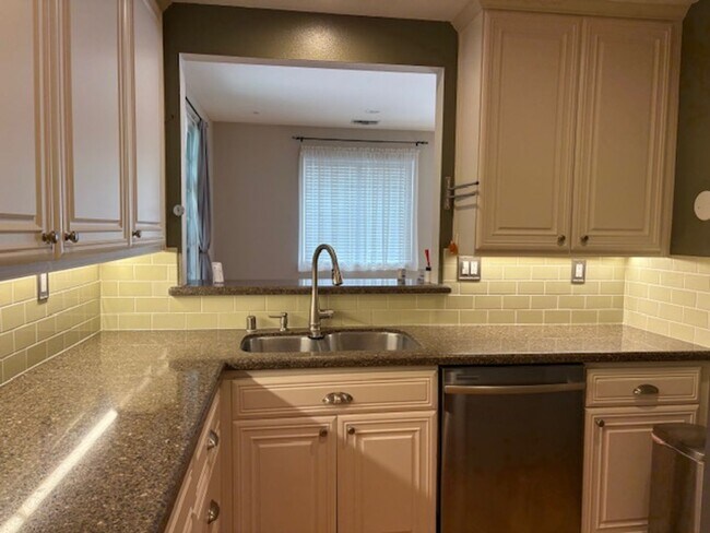 Building Photo - Beautiful Home