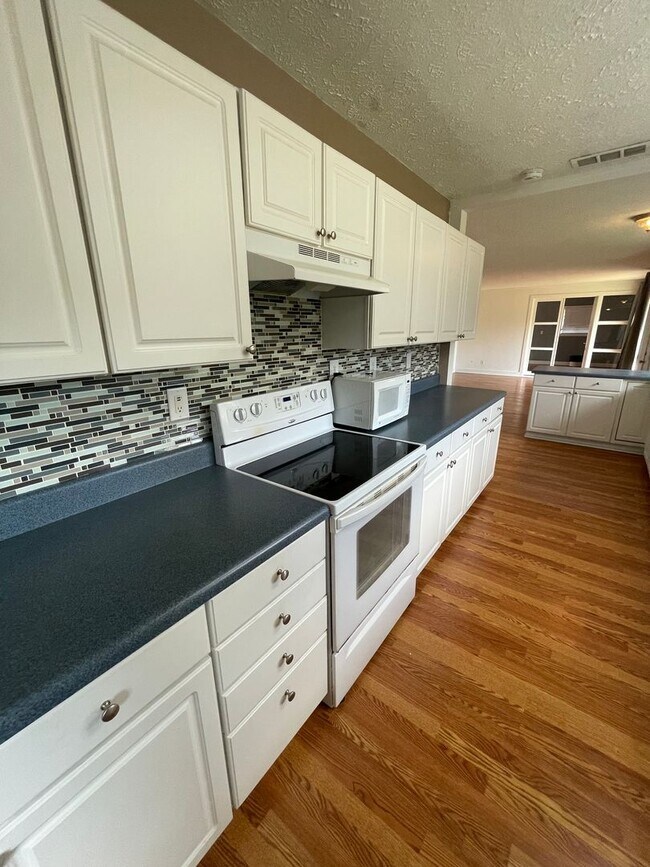 Building Photo - 3 Bedroom / 2 Bath Home Near Campus!