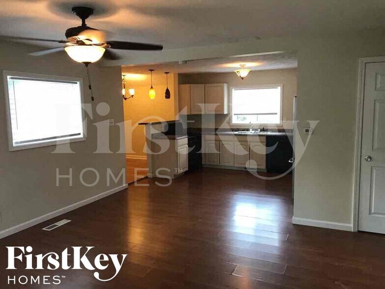 Building Photo - 4801 Leone Dr