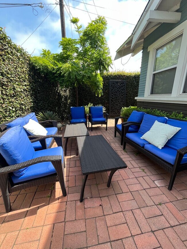 Building Photo - House: 2 Bedroom with Den , 2 Bath and pri...