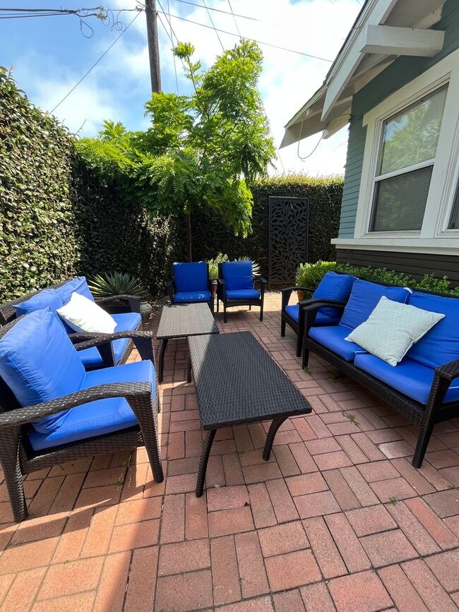 Building Photo - House: 2 Bedroom with office, 2 Bath, Gara...