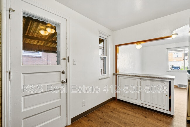 Building Photo - 823 Hartman St