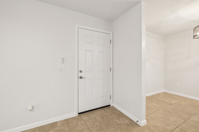 Building Photo - 9 Arbor Club Dr