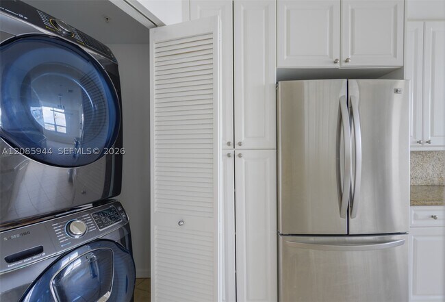 Building Photo - 848 Brickell Key Dr
