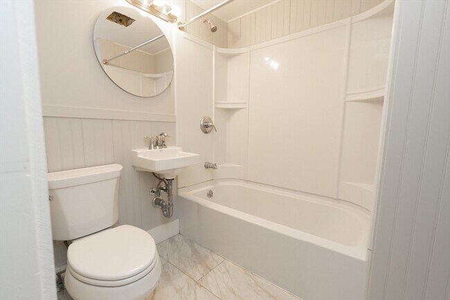 Building Photo - 7 Central St