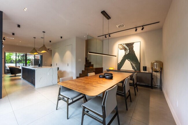 Building Photo - 1635 SW 19th Ter