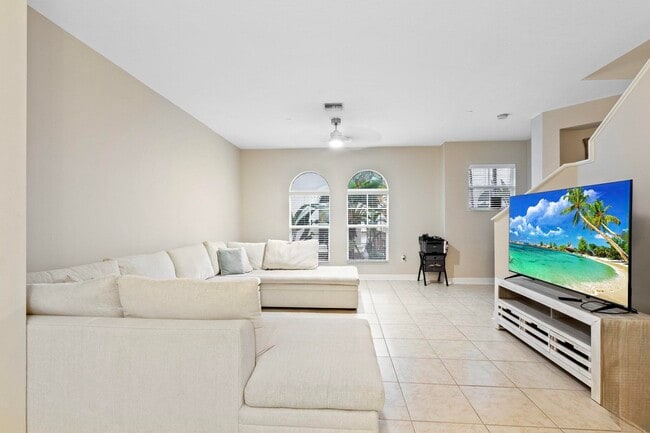 Building Photo - 1033 NE 17th Way