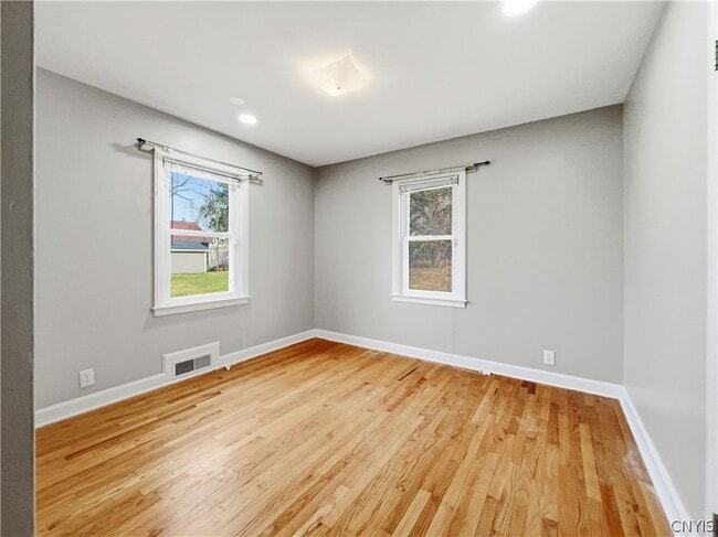 Building Photo - 429 Lionel Ave