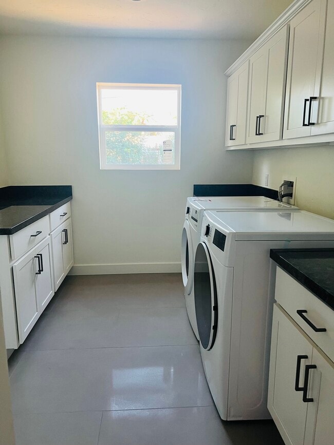 Building Photo - 514 W Turney Ave