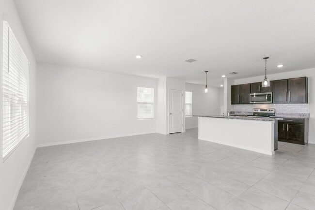 Building Photo - LIKE NEW Home For Rent in Avalon Park West!