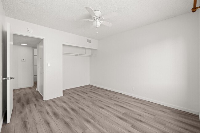 Building Photo - 6685 Sabado Tarde Rd