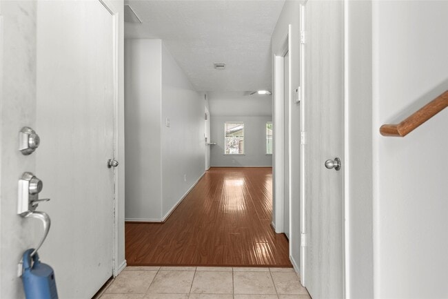 Building Photo - 6 Thicket Grove Pl