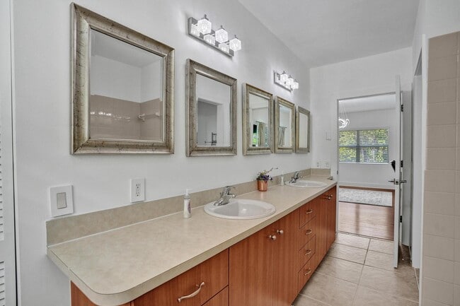 Building Photo - 833 SW 17th St
