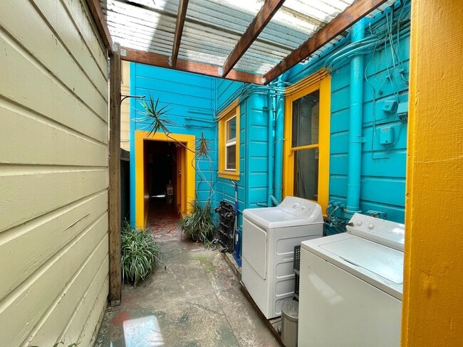 Building Photo - 1BR/1BA Garden Apartment! Laundry! Storage...