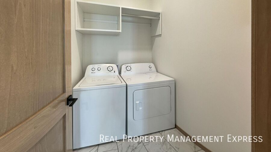 Building Photo - Modern 3 Bed, 2.5 Bath Townhome in West Sioux Falls