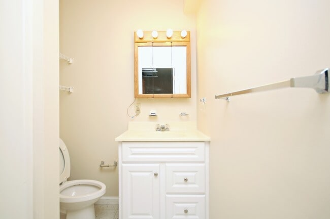 Building Photo - Pet Friendly Stonehenge Townhome With Base...