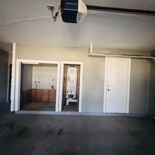 Building Photo - 3175 Sandalwood Dr