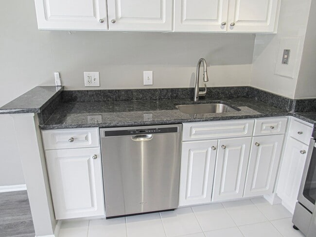 Building Photo - Bright and Modern 1 Bed 1 Bath Condo With ...