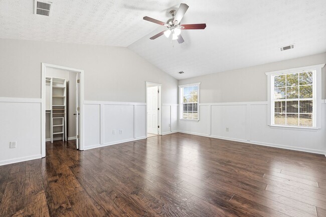 Building Photo - Ranch home with 4 bedrooms and a bonus room.