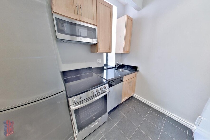 Building Photo - 219 E 23rd St