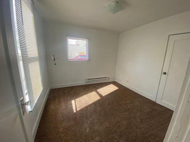 Building Photo - 729 E Linden Ave