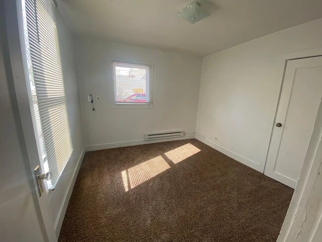 Building Photo - 729 E Linden Ave