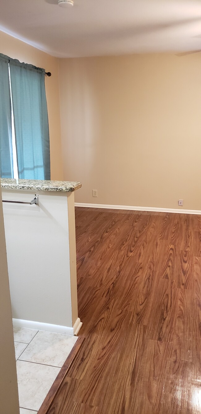 Master bedroom w/Sliding door outside access. - 4103 Willow Green Drive