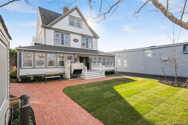 Building Photo - 584 E Main St