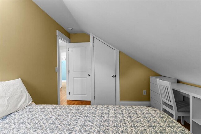 Building Photo - 11 Young St