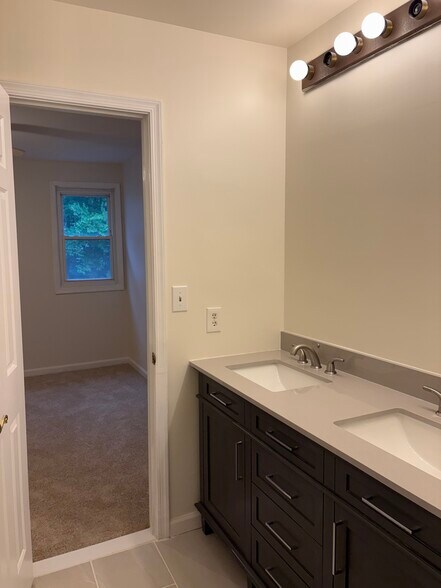 Building Photo - 14208 Greenview Dr
